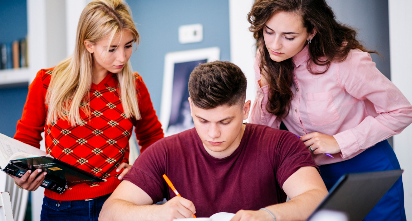 Should-Students-Apply-Independently-or-Use-Guidance